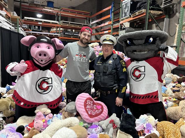 Cincinnati Cyclones' Justin Vaive on Teddy Bear Toss Night