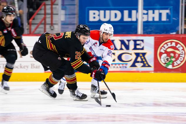 Vancouver Giants' Tyler Thorpe battles Spokane Chiefs' Tommaso De Luca