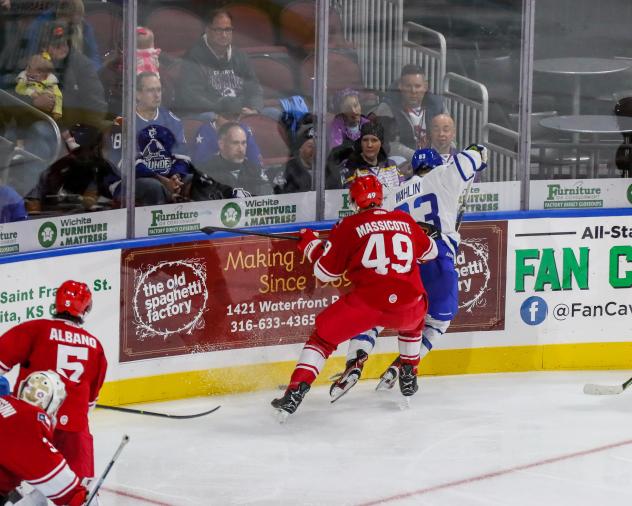 Zach Massicotte of the Allen Americans vs. the Wichita Thunder