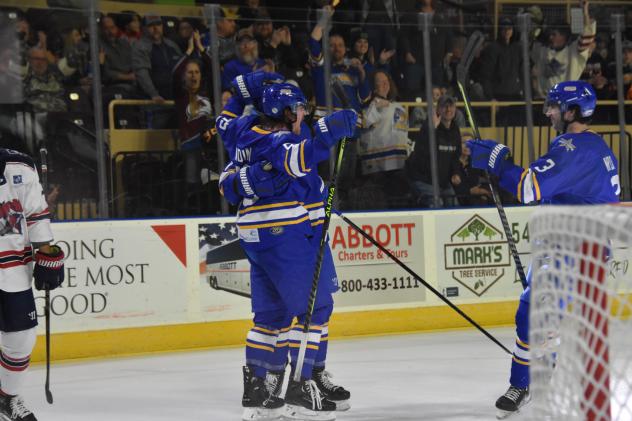 Roanoke Rail Yard Dawgs forward Dillon Radin celebrates with teammates