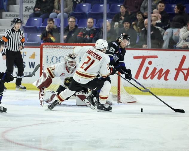Vancouver Giants' Dylan Anderson battles Victoria Royals' Caleb Willms