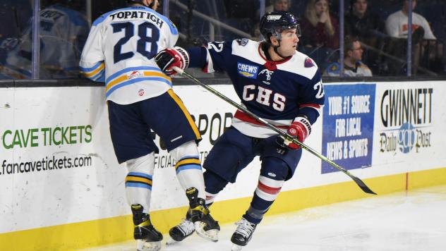Atlanta Gladiators' Derek Topatigh battles e South Carolina Stingrays' Anthony Del Gaizo