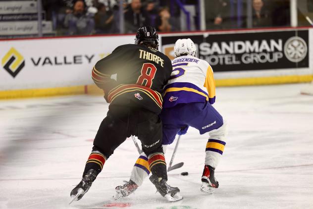 Vancouver Giants' Ty Thorpe battles Saskatoon Blades' Aidan De La Gorgendiere