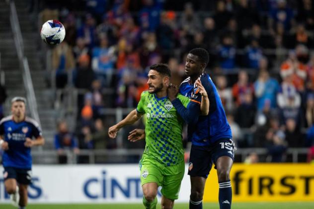 Seattle Sounders FC's Alex Roldan battles FC Cincinnati's Yerson Mosquera