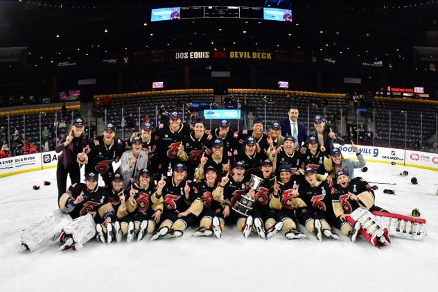 Toronto Six with the 2023 Isobel Cup