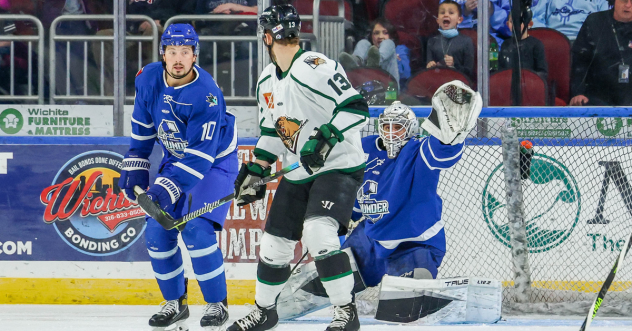 Wichita Thunder defend against the Utah Grizzlies