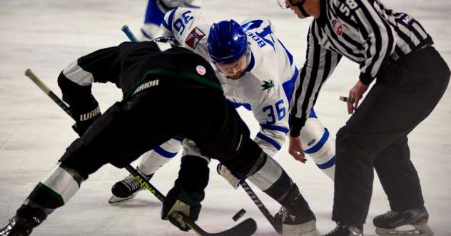 Wichita Thunder face off with the Utah Grizzlies