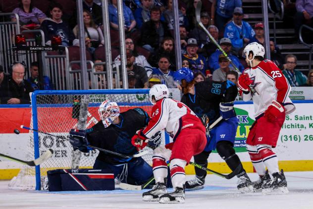 Allen Americans try to score against the Wichita Thunder