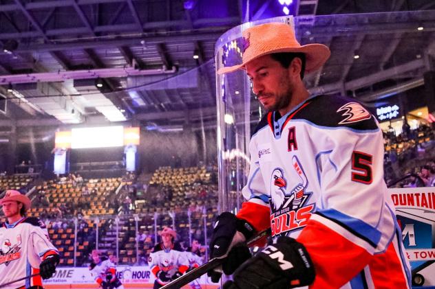 San Diego Gulls wear cowboy hats in warmups to honor Roy Sommer