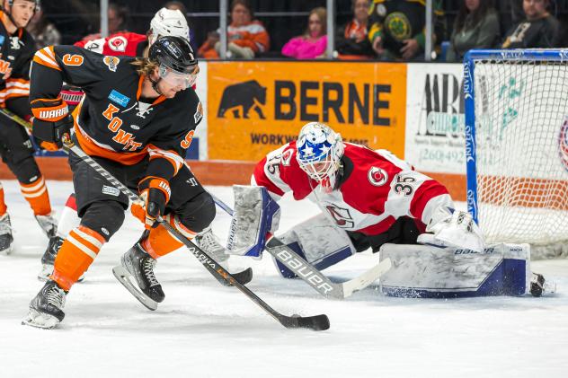 Fort Wayne Komets' Fort Oliver Cooper battles Cincinnati Cyclones' Beck Warm