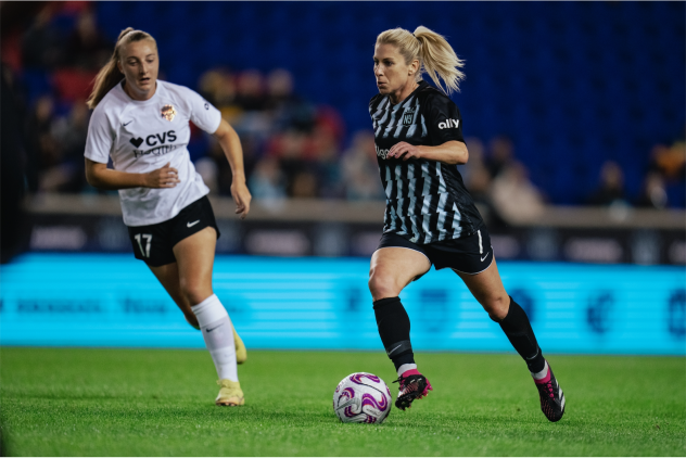 NJ/NY Gotham FC midfielder McCall Zerboni with possession