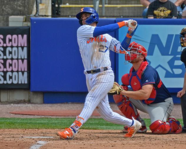 Syracuse Mets' Mark Vientos at bat