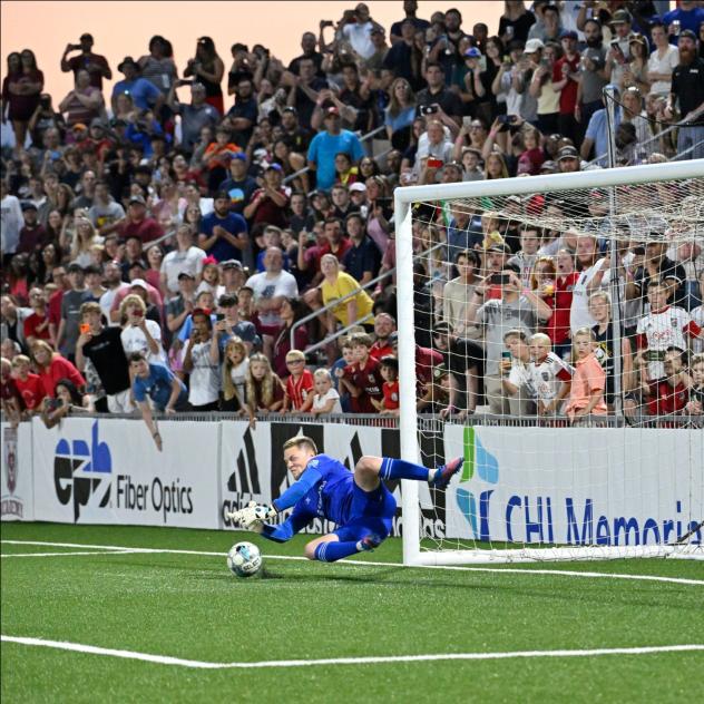 Chattanooga Red Wolves make a diving save