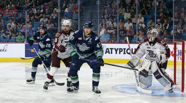 Peterborough Petes' Brennan Othmann versus Seattle Thunderbirds' Jared Davidson and Lucas Ciona