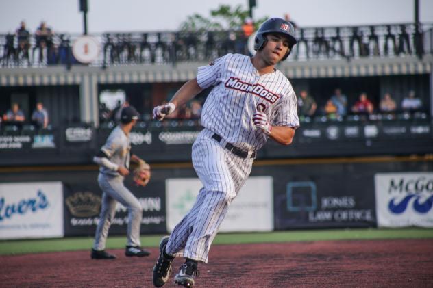 Mankato MoonDogs on the basepaths