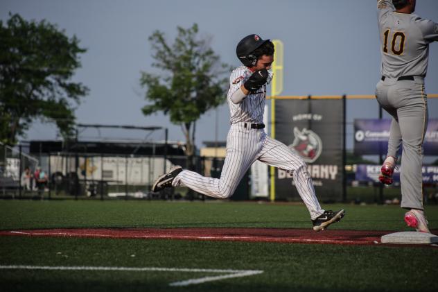 Mankato MoonDogs sprint to first base