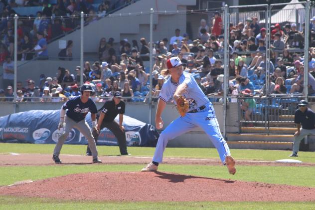 Victoria HarbourCats' Jack Seward in action