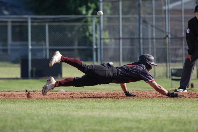 Wisconsin Rapids Rafters dive for the bag