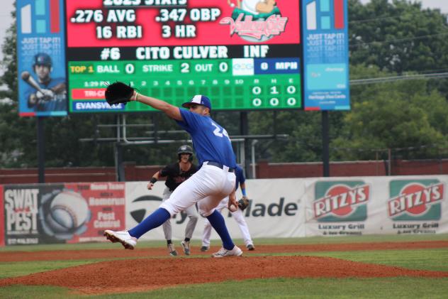 Evansville Otters' Zach Smith on the mound