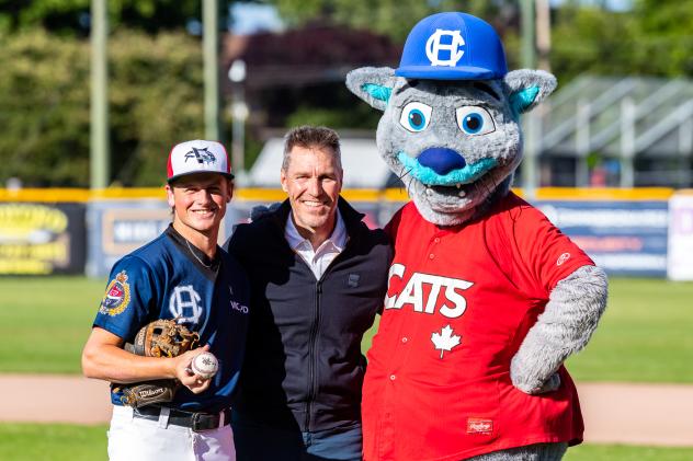Victoria HarbourCats' mascot Harvey the HarbourCat with Kirk McLean and Kevin Shea