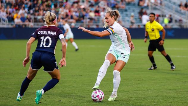 North Carolina Courage's Denise O'Sullivan battles Racing Louisville FC's Jaelin Howell