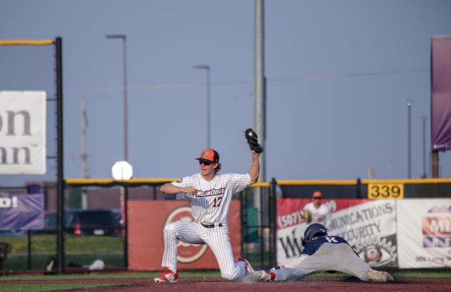 Mankato MoonDogs second baseman Dustin Crenshaw