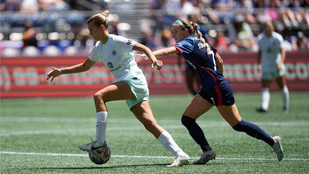 Racing Louisville with possession against OL Reign