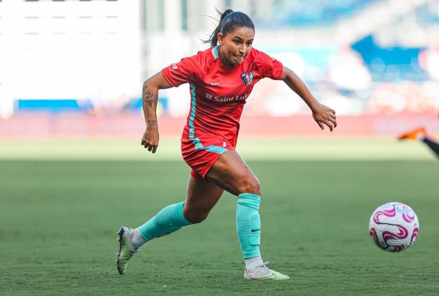 Kansas City Current midfielder Debinha
