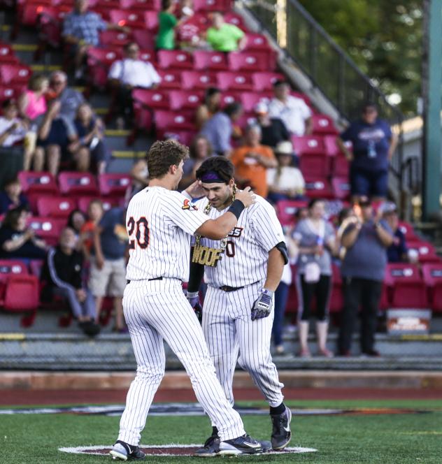 Mankato MoonDogs' Easton	Fritcher awards Brendan Hord
