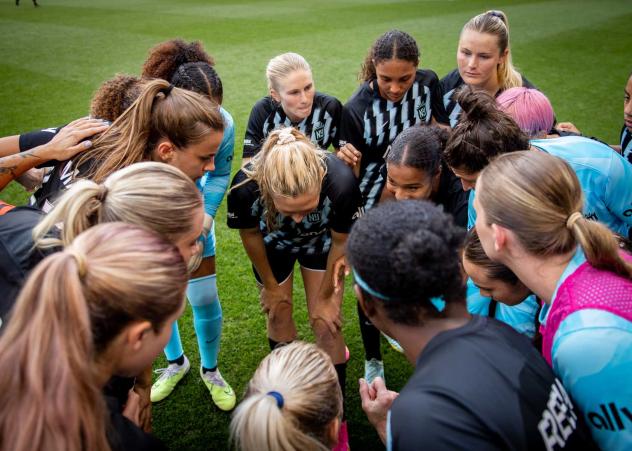 NJ/NY Gotham FC huddle