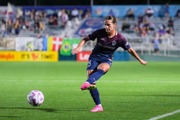 North Carolina Courage midfielder Meredith Speck