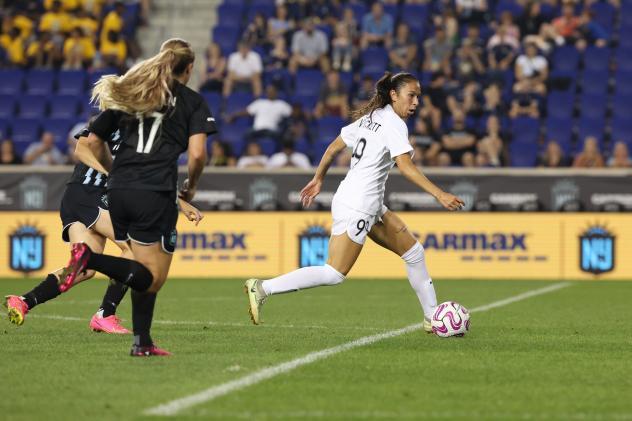 Gotham FC's Delanie Sheehan and North Carolina Courag's Victoria Pickett in action