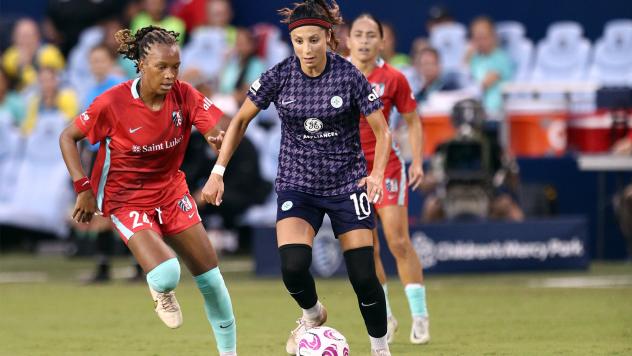 Kansas City Current's Gabrielle Robinson battles Racing Louisville FC's Nadia Nadim