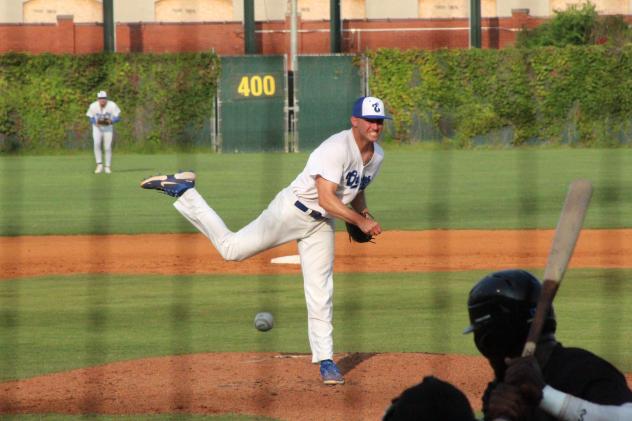 Evansville Otters' Tim Holdgrafer on the mound