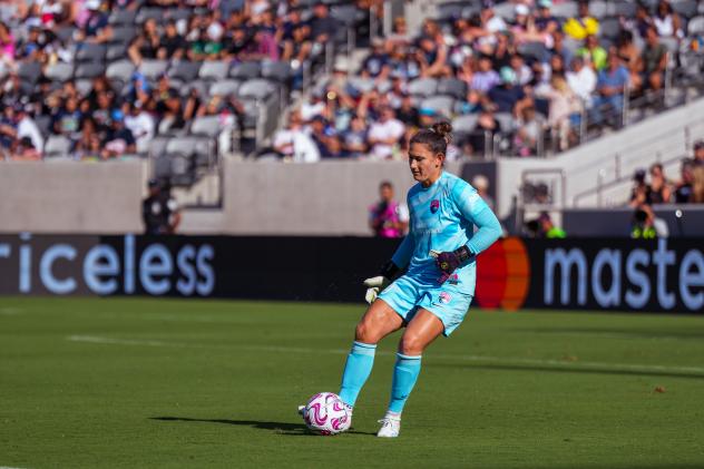 San Diego Wave FC goalkeeper Shae Yanez