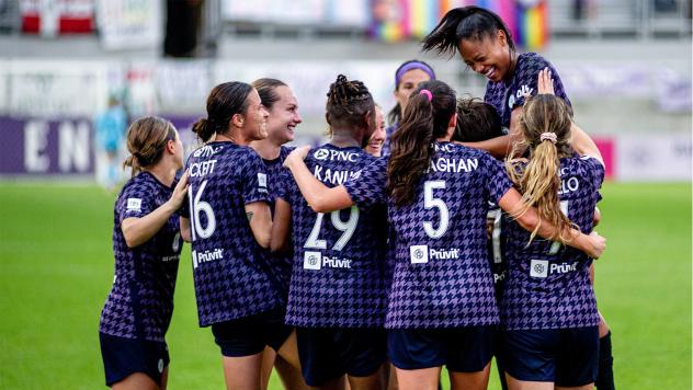 Racing Louisville FC celebrates