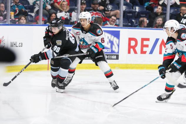 Portland Winterhawks' Diego Buttazzoni versus Kelowna Rockets' Jackson Gillespie