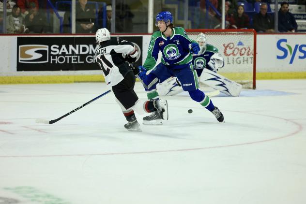 Vancouver Giants' Adam Titlbach varsus Swift Current Broncos' Owen Pickering