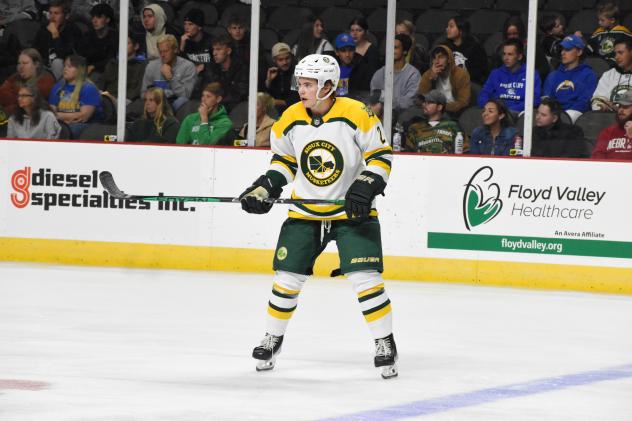 Sioux City Musketeers defenseman Ty Hanson