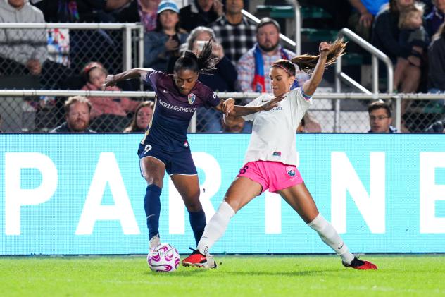 North Carolina Courage forward Kerolin Nicoli (left)