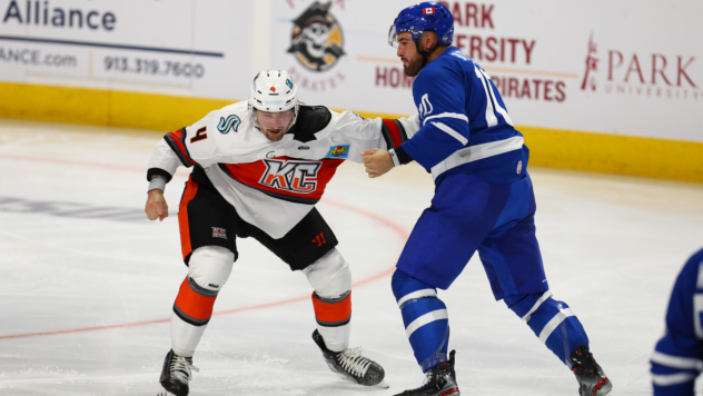 Kansas City Mavericks' Ryan Jones battles Wichita Thunder's Dillon Boucher