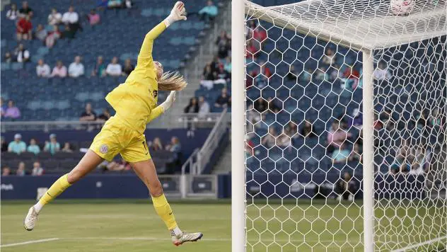 Racing Louisville goalkeeper Katie Lund