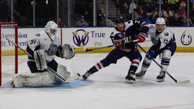 South Carolina Stingrays forward Ian Mackey battles against the Jacksonville Icemen