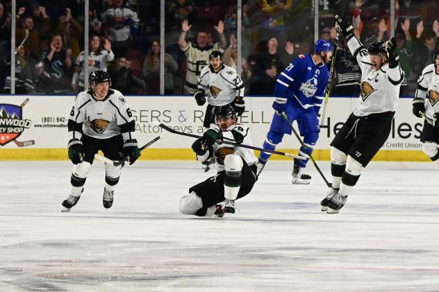 Utah Grizzlies react following a goal vs. the Wichita Thunder