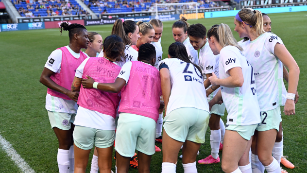 Racing Louisville FC huddle