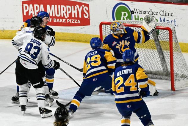 Saskatoon Blades battle the Wenatchee Wild