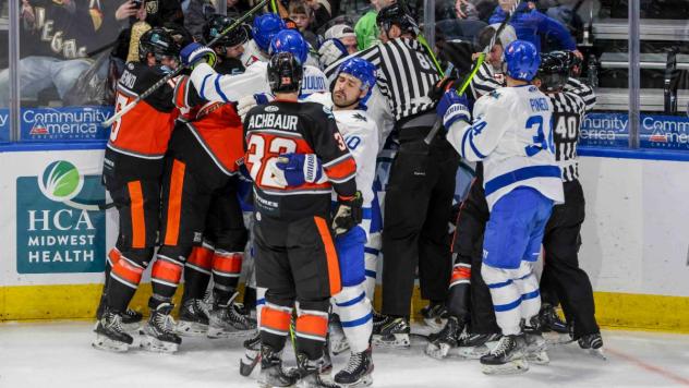 Wichita Thunder anf Kansas City Mavericks on game night