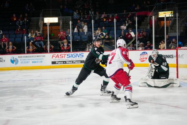 Hank Crone of the Allen Americans vs. the Utah Grizzlies