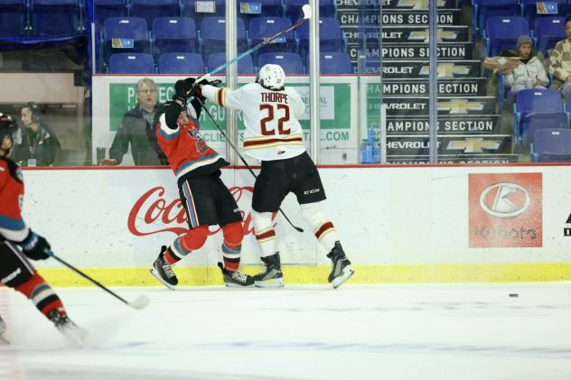 Vancouver Giants' Ty Thorpe battles the Kelowna Rockets