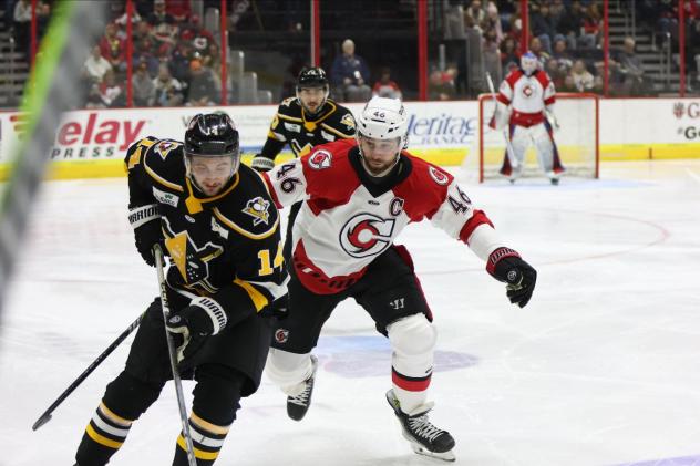 Wheeling Nailers' Jordan Frasca versus Cincinnati Cyclones' Justin Vaive
